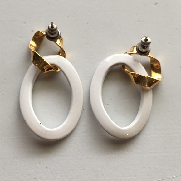 Fun Wavy Oval Earrings - Picture 3 of 4